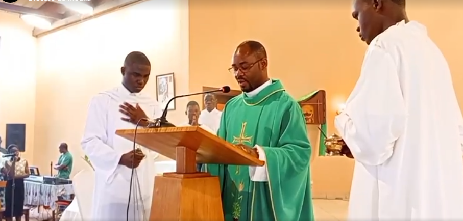 Célébration eucharistique en la paroisse cathédrale saint jean apôtre de Mouila