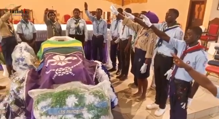 Hommage des scouts et guides du gabon à leur délégué écclesiastique diocesain