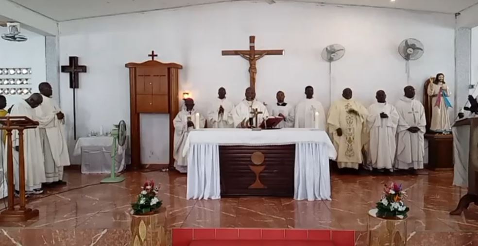 Messe du 40e anniversaire sacerdotale de l’Abbe Pierre Zatuli à la paroisse notre Dame de la Miséricorde d’Alibadengue