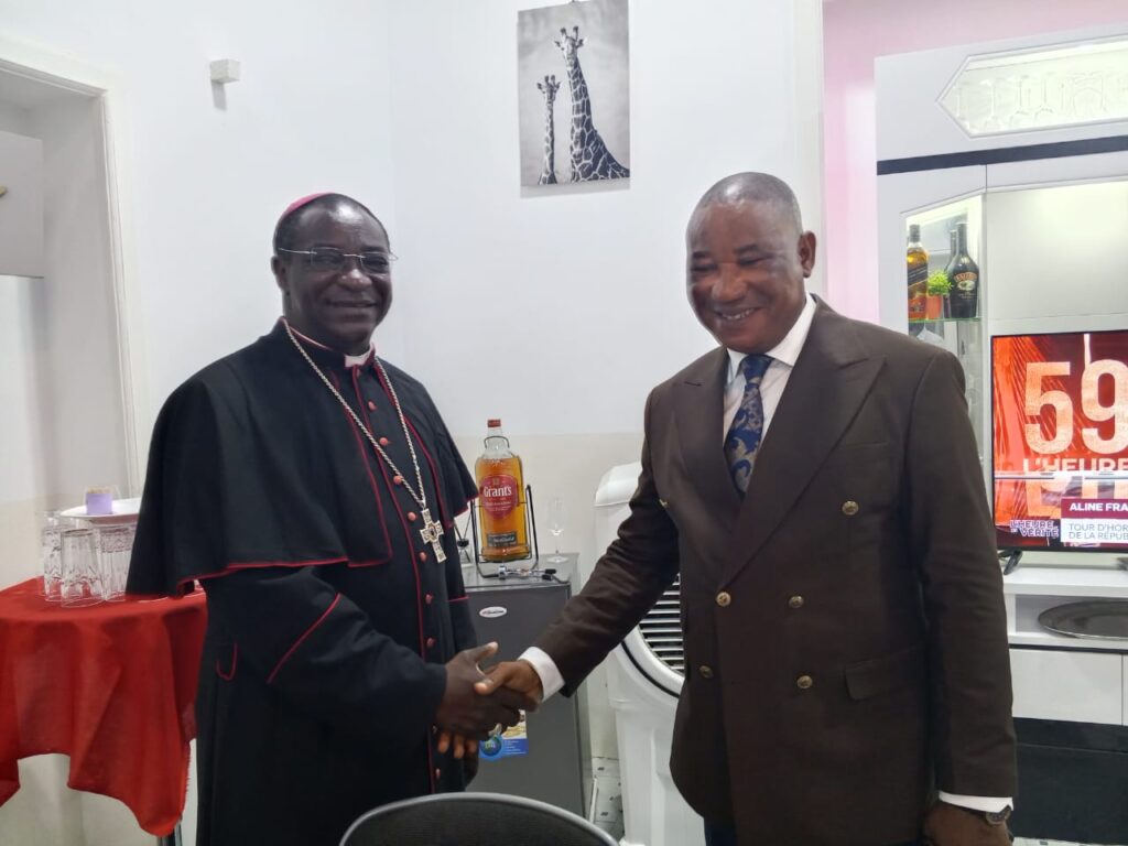 L&rsquo; éveque du diocese de Franceville en route pour NKAYI.