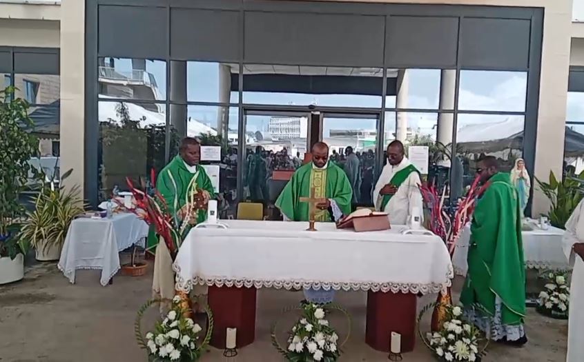 Célébration de la messe des malades sur le parvis du CHUL