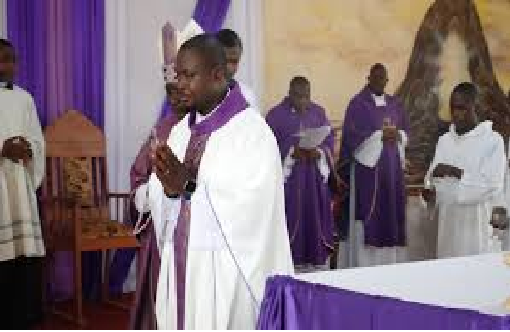 Diocèse de Franceville/messe d’installation de l&rsquo;abbé Vincent Mandaka à la paroisse Saint-Michel de Bakoumba