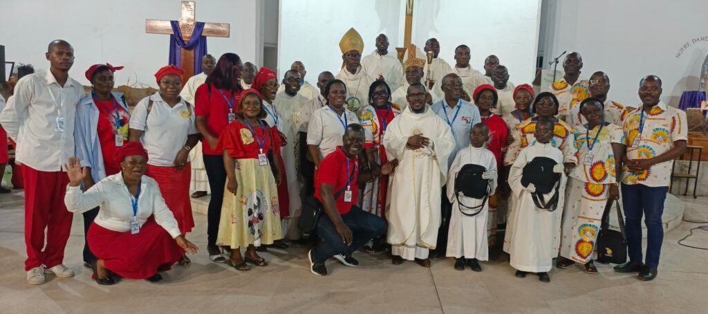 Ouverture du 8ᵉ congrès national du renouveau charismatique catholique.