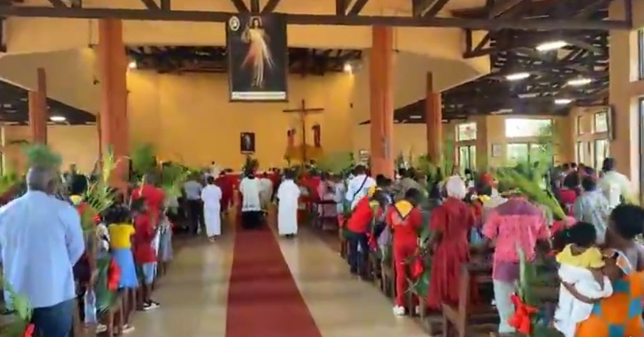 Célébration des rameaux des jeunes à la cathédrale Saint-Jean-Apôtre de Mouila