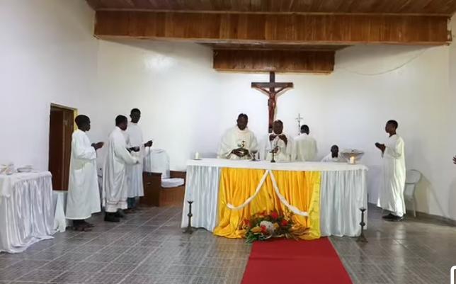 Célébration du sacrement de la confirmation  à la paroisse Saint Jean-Baptiste de Médouneu