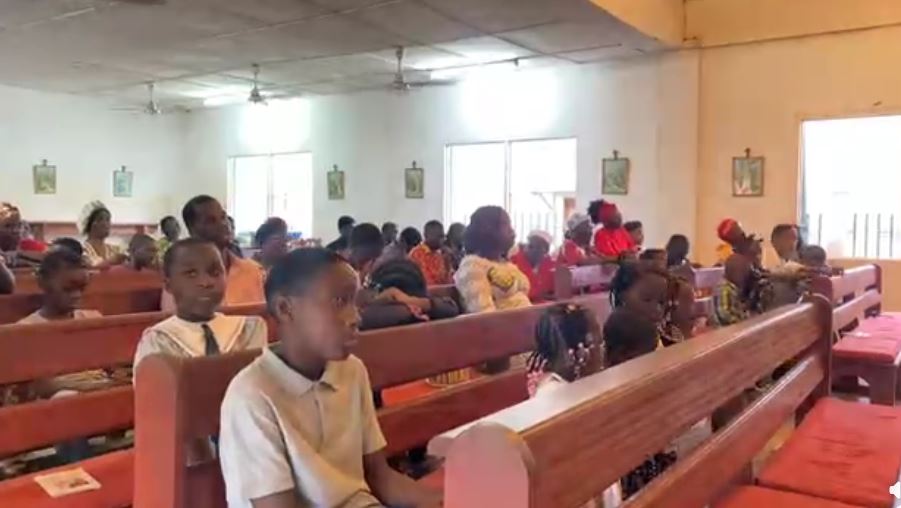Célébration du sacrement de la confirmation à la mission Sainte Thérèse de l’Enfant Jésus du Val Marie