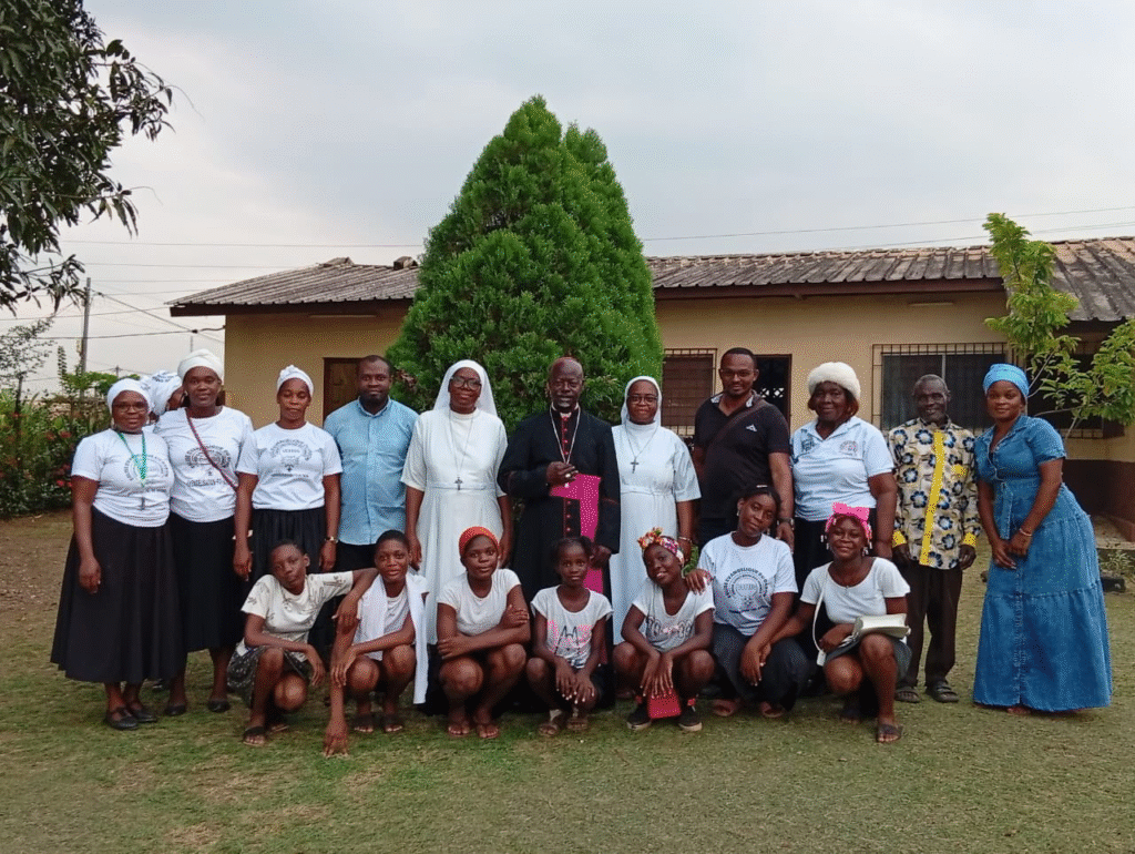 Visite pastorale de Mgr Mathieu Madega à la communauté de Sainte-Marie de Mouila