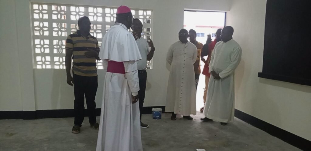 Diocèse de Franceville/visite le chantier du lycée de Calasanz par monseigneur Éphrem Ndjoni.