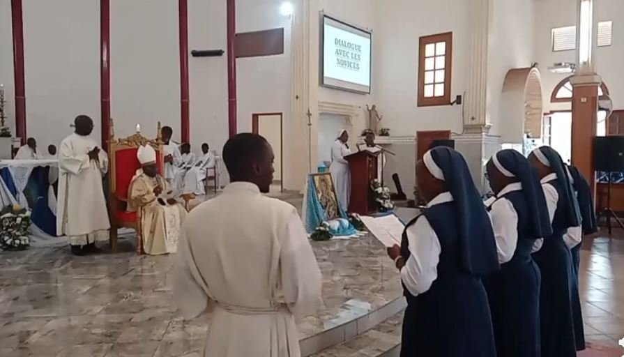 Profession de vœux temporaires des sœurs Notre-Dame du perpétuel secours du Gabon.