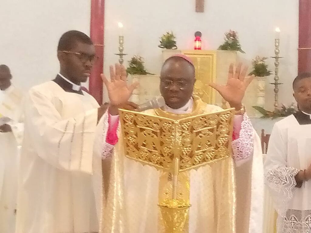 L&rsquo;Archevêque de Pointe Noire au Congo a présidé le sacrement de la confirmation à la paroisse sainte Berthe d&rsquo;Essassa.