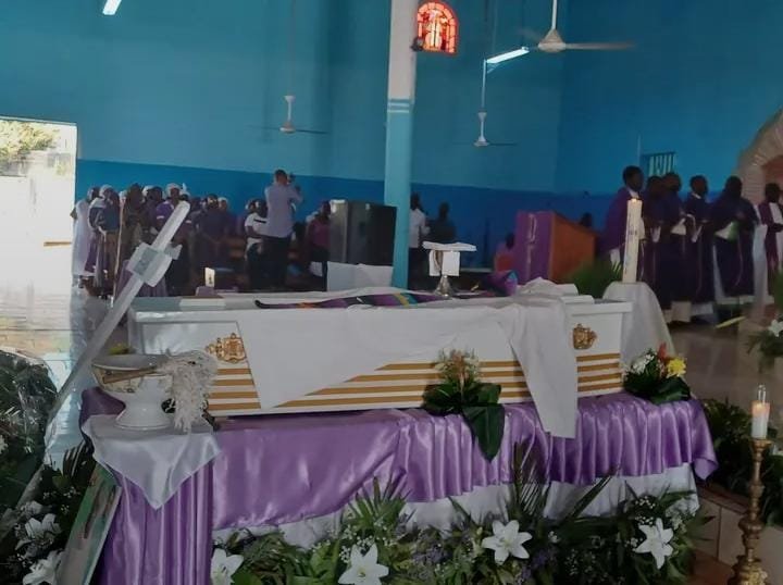 Messe des funérailles du père Paul Ebome Obame, présidée par Mgr Jean Patrick Iba-Ba