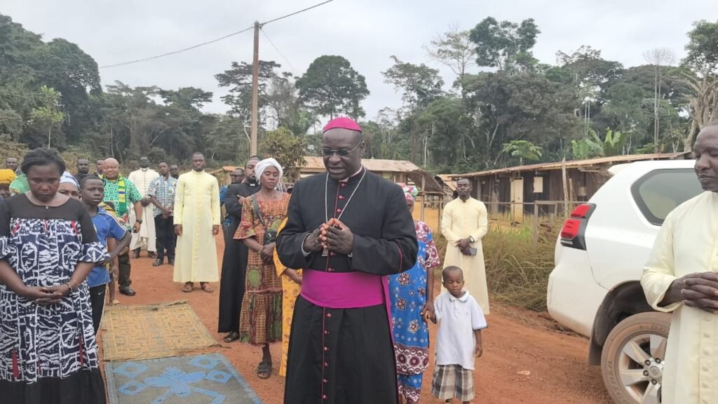 Sébé-Brikolo : S.E Mgr Ephrem NDJONI au cœur des villages, pour fortifier la foi.