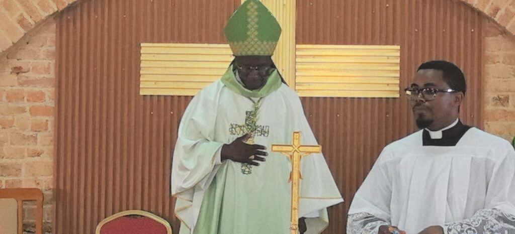 Diocèse de Franceville/Koula-moutou: Mgr Léandre MPOBA installé Curé de Notre Dame de la Salette