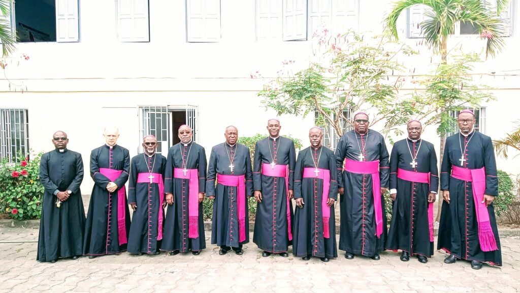 Les Archevêques et évêques du gabon reunis en session extraordinaire à Libreville.