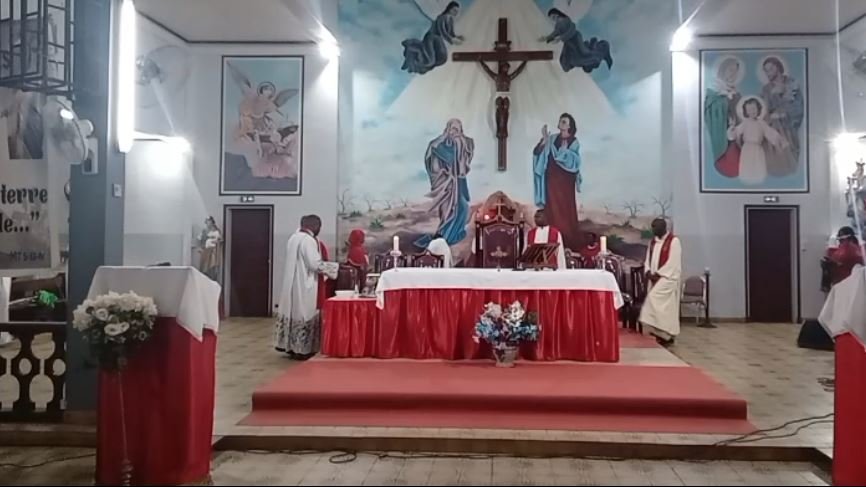 Poursuite de la célébration de la prière du Jericho marial à la paroisse Notre-Dame des Victoire.